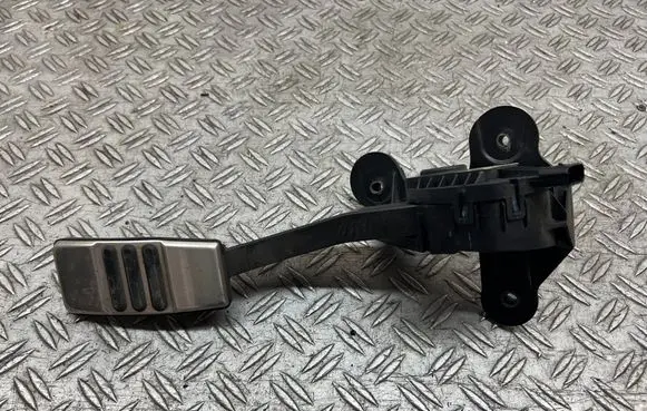 Accelerator throttle pedal