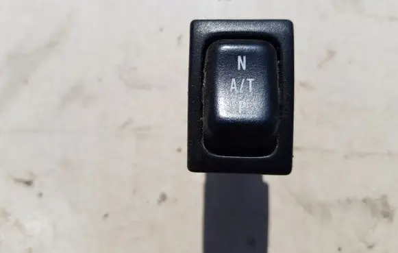 Suzuki Grand Vitara II Tailgate/trunk/boot open switch 