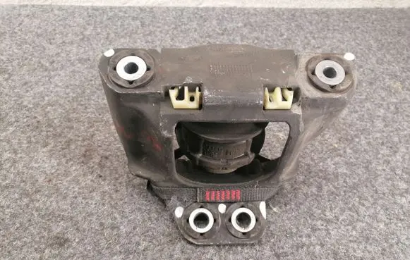 Volvo XC90 Engine mount bracket 26008326F22