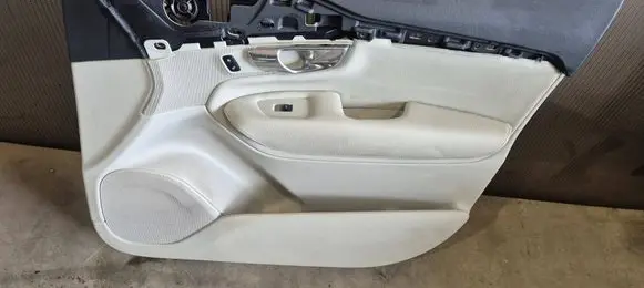 Volvo XC90 Front door card panel trim 
