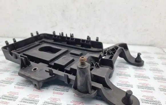 Seat Toledo III (5P) Battery tray 1K0915333C