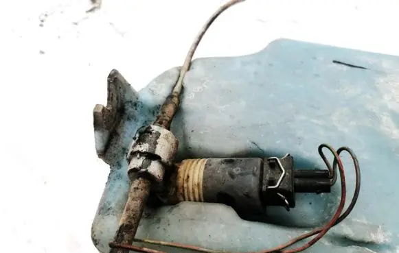 Volkswagen Golf III Windscreen/windshield washer pump