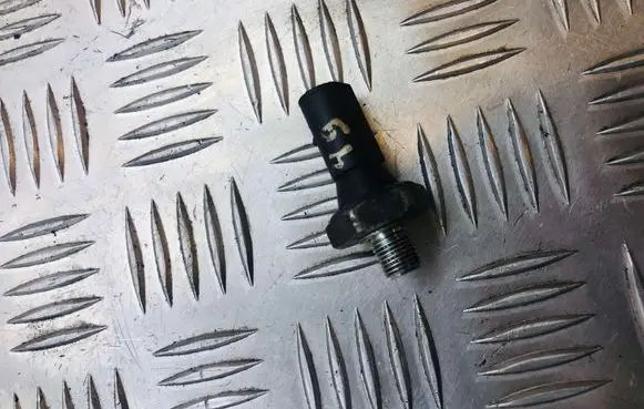 Volkswagen Golf V Oil pressure sensor 038919081H