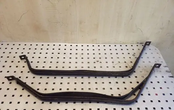 Fuel tank mounting bracket