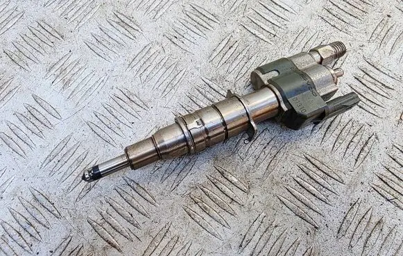 BMW 1 E81 E87 Fuel injector 7589048 13537589048