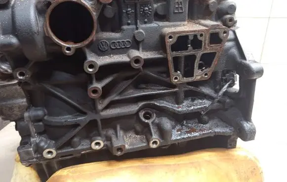 Volkswagen Touran II Engine block CFH