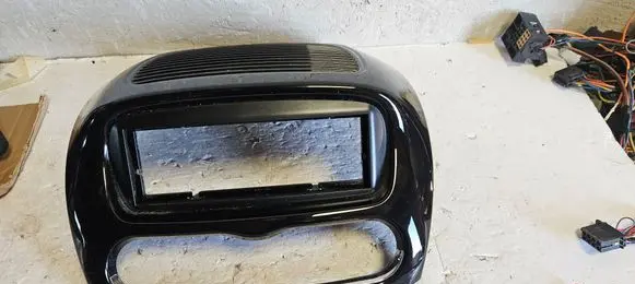 Radio/GPS head unit trim