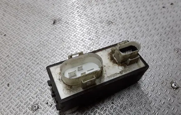 Volkswagen Golf III Coolant fan relay 357919506A