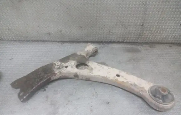 Toyota Avensis T250 Front lower control arm/wishbone