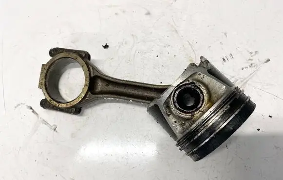 Chrysler Sebring (JS) Piston with connecting rod 038j