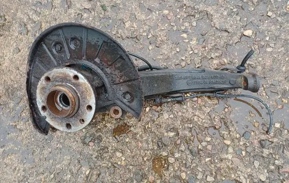 Volkswagen Touareg I Front wheel hub spindle knuckle 7L6407258A