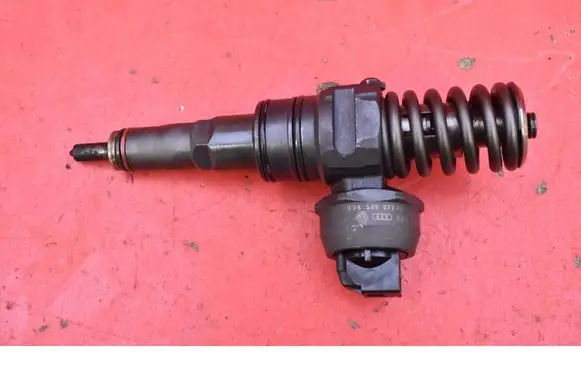 Volkswagen Golf IV Fuel injector 038130073AG
