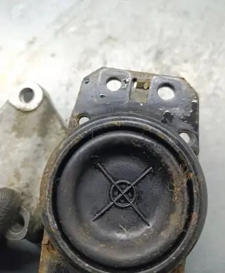 Peugeot 307 Engine mount bracket