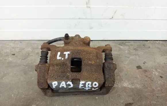 Mitsubishi Pajero Front brake caliper zaciskpaj