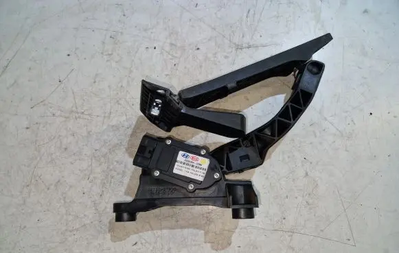 Hyundai i40 Accelerator throttle pedal 327263Z900