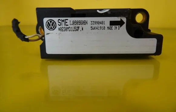Volkswagen PASSAT B5 Airbag deployment crash/impact sensor 5WK41910 1J0909606N