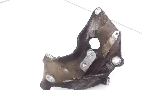 Nissan X-Trail T31 Engine mounting bracket