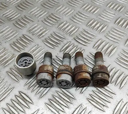 Audi Q7 4M Nuts/bolts 8R0698139