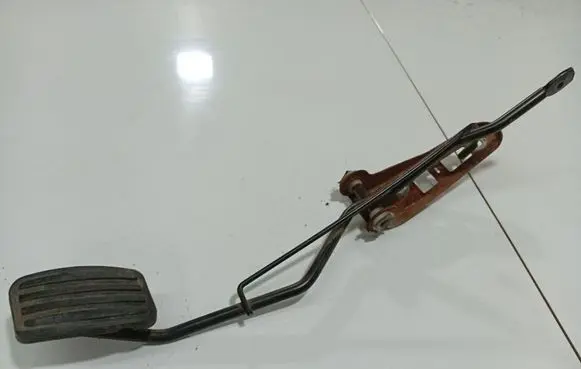 Accelerator throttle pedal