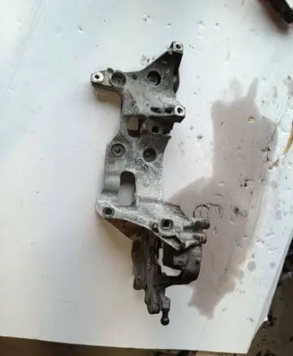 Volkswagen PASSAT B8 Generator/alternator bracket 04L903143D
