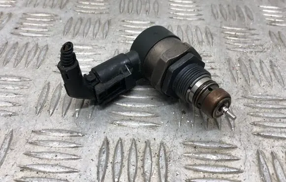 BMW 5 E60 E61 Fuel pressure regulator 0281002481 30180615