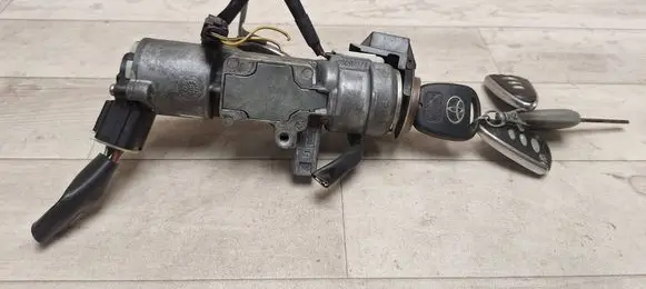 Toyota Avensis T250 Ignition lock N0501517 450200504 45020