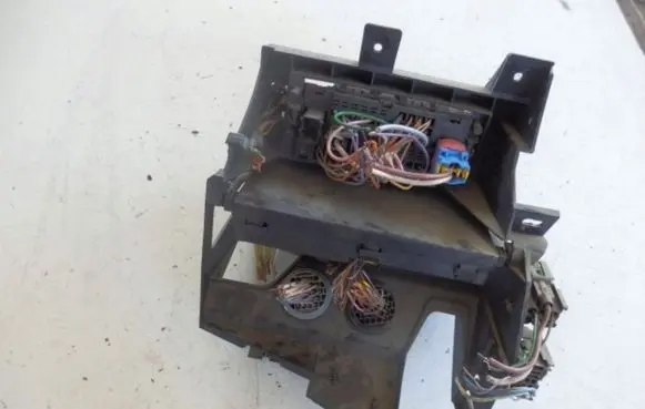 Peugeot 206 Fuse module 9646405380