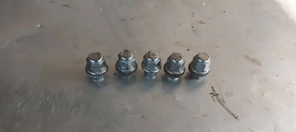 Toyota Corolla Verso AR10 Nuts/bolts 