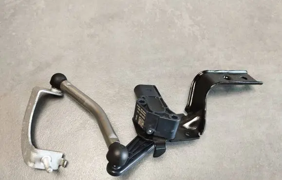 Headlight/headlamp level sensor