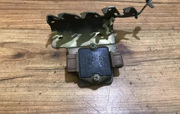 Audi A6 S6 C4 4A Ignition amplifier control unit 4a0905351 dis4-05