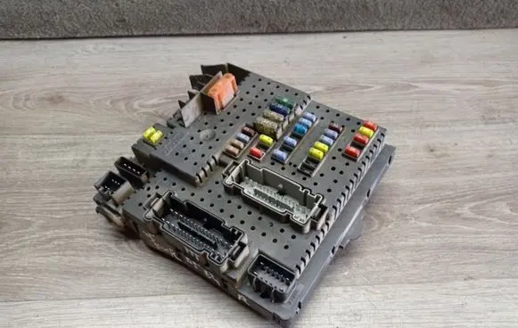 Volvo V70 Fuse module 28017881 30728512