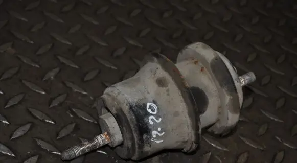 Subaru Outback Engine mount bracket