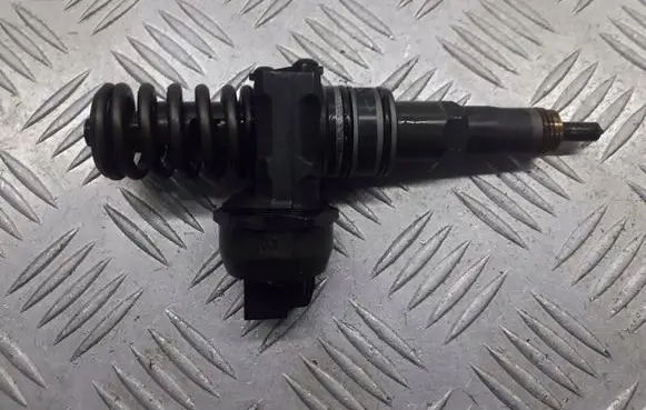 Volkswagen PASSAT B5.5 Fuel injector 038130073AJ