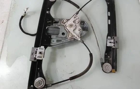 Mercedes-Benz C W203 Front door window regulator with motor 