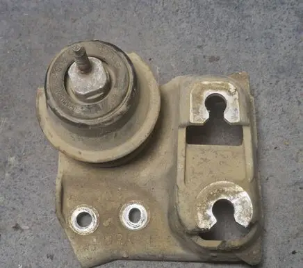 Subaru Outback Engine mount bracket