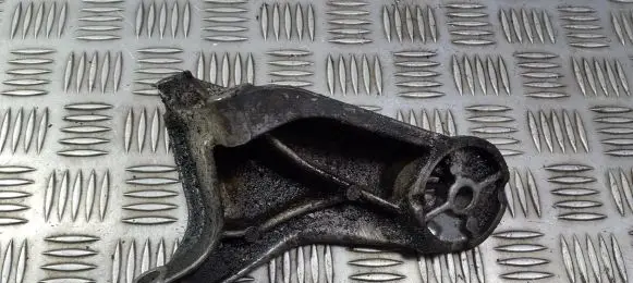 Engine mounting bracket