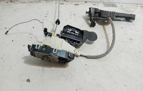 Mercedes-Benz GLE (W166 - C292) Front door lock A1667200635 33888006 ZGS002