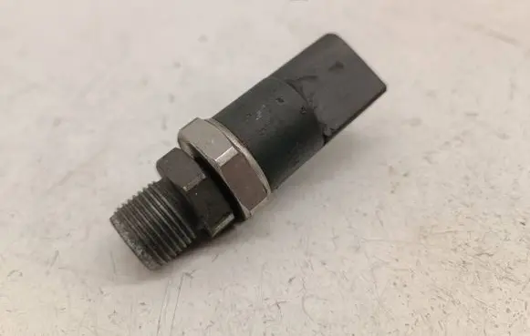 Mercedes-Benz C W203 Fuel pressure sensor A0041531528 0281002239 0041531528