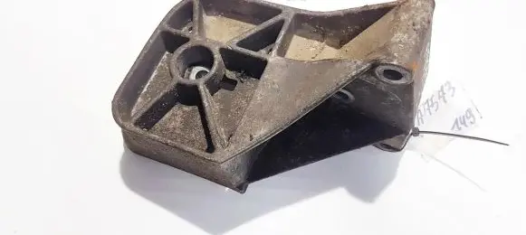 Volvo S80 Engine mounting bracket