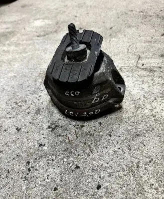 BMW 5 E60 E61 Engine mount bracket 6774620
