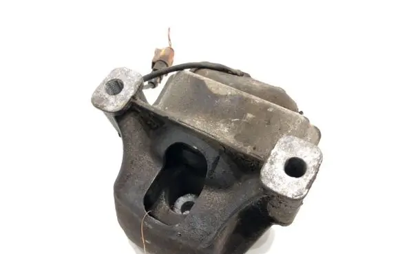Engine mount vacuum valve