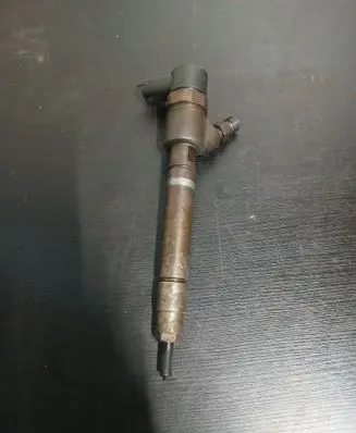 Volvo V70 Fuel injector 30777526