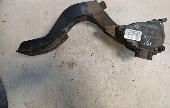 Accelerator throttle pedal