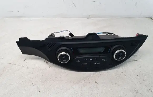 Toyota Yaris Climate control unit 75F206