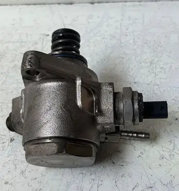 Volkswagen Golf VII Fuel injection high pressure pump 04E127026A