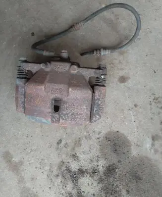 Nissan Qashqai+2 Front brake caliper
