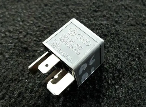 Audi A6 S6 C5 4B Other relay 8D0951253 PA66GF25 V23134J52X300