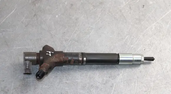 Toyota Auris 150 Fuel injector 236700R080