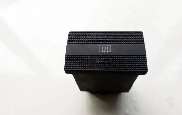 Volkswagen PASSAT B4 Windscreen/window heater switch