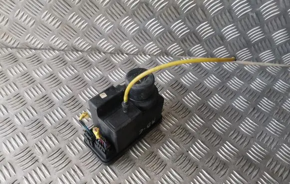 Mercedes-Benz C W202 Central locking vacuum pump 2028001448